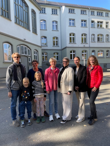 Freude über den Start des Programms „gut:gehen“ bei Nils Becker (Schulleiter Grundschule Kaukenberg), Juri und Rosa (Schulkinder), Beate Schäfers (Schulleiterin Grundschulverbund Riemeke-Theodor), Carolin Wahl-Knoop (Geschäftsführerin Bildungsbüro Kreis Paderborn), Julia Schlüter (Schulamtsdirektorin des Schulamtes für den Kreis Paderborn), Larissa Melki (Projektkoordinatorin gut:gehen Walter-Blüchert-Stiftung), Vera Kruse (Projektkoordinatorin gut:gehen Bildungsbüro Kreis Paderborn, v.l.) © Kreis Paderborn